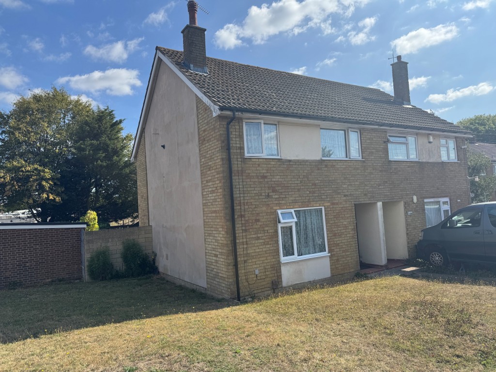 Lot: 162 - THREE-BEDROOM HOUSE FOR INVESTMENT - Front of property